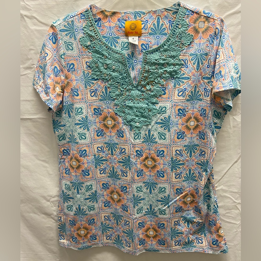 Floral blouse with lace and sequins detail